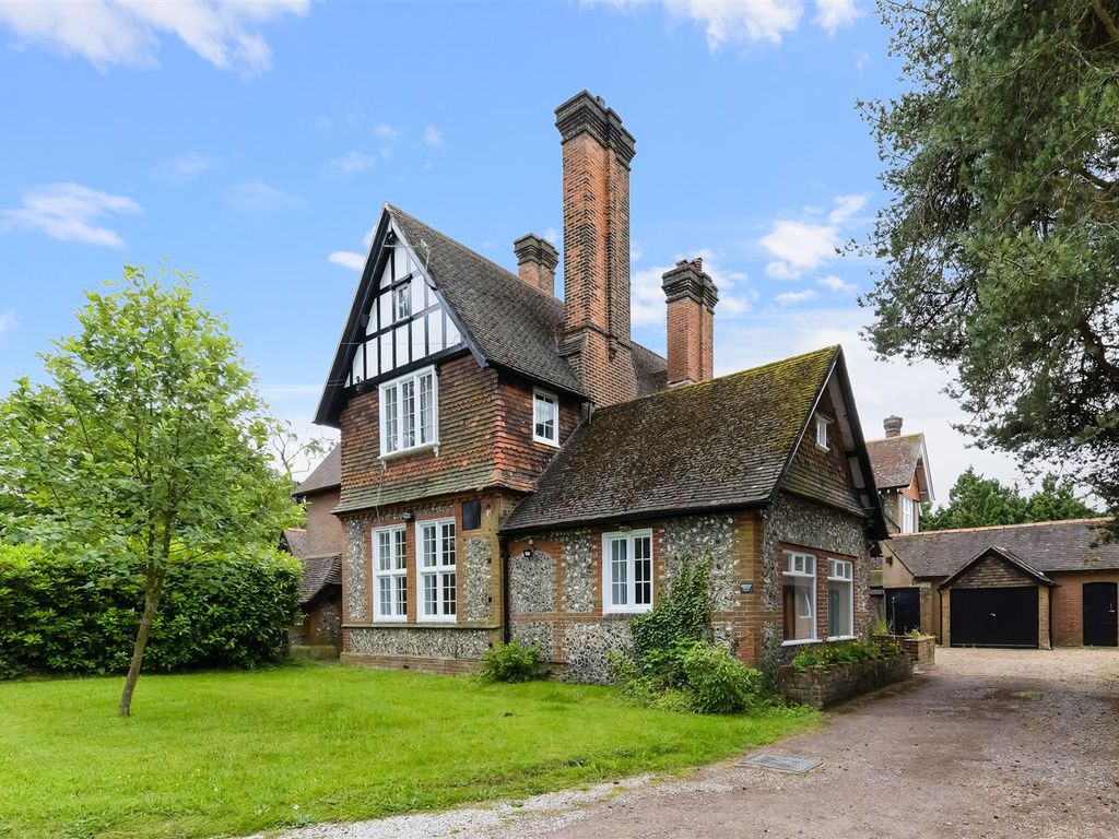 3 bed to rent in Walton Street, Walton On The Hill, Tadworth