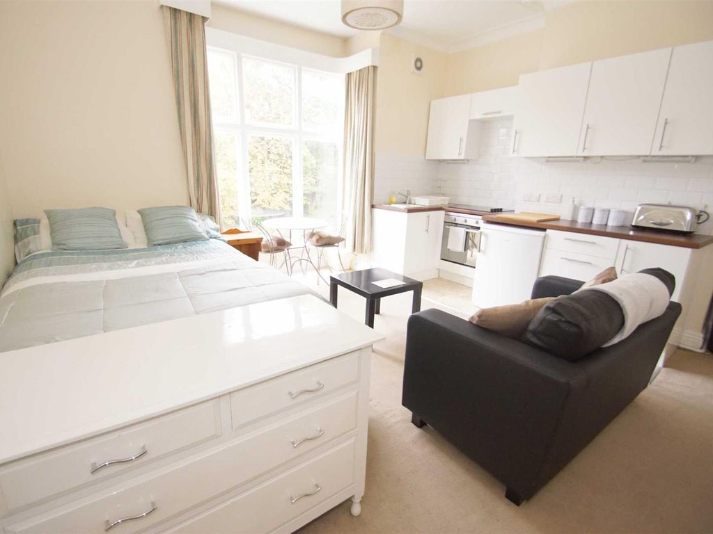 Studio to rent in Oakwood Avenue, Oakwood, Leeds LS8, £475 pcm Zoopla