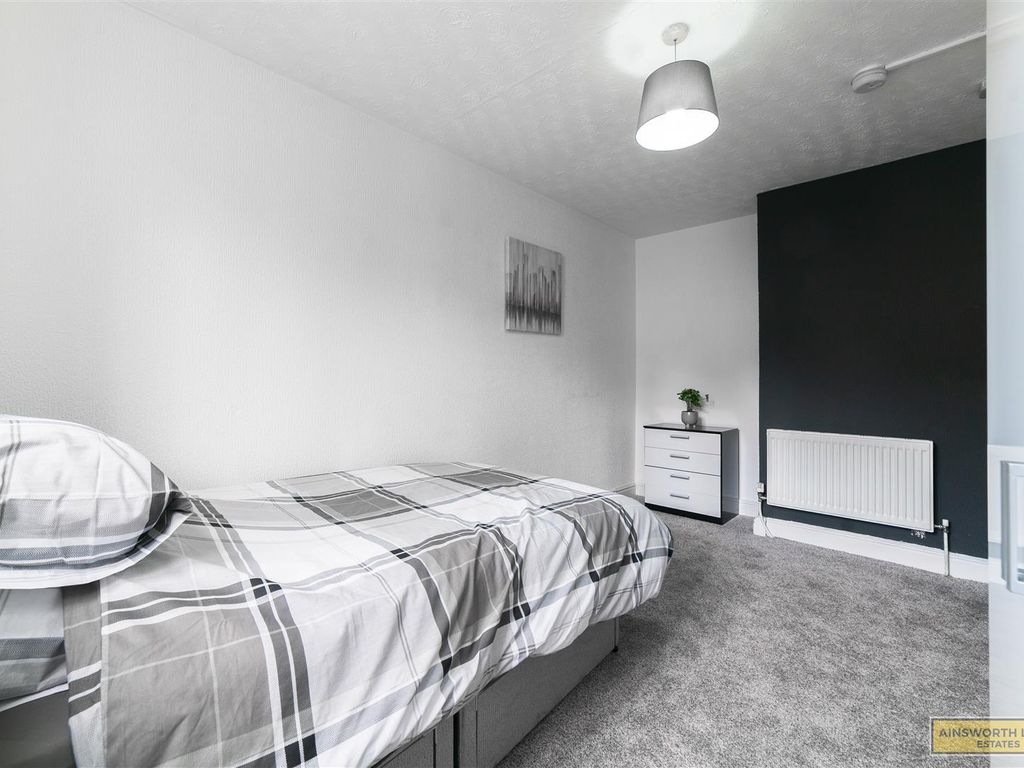 Room to rent in Bedsit, Sandringham Road, Darwen BB3, £300 pcm Zoopla