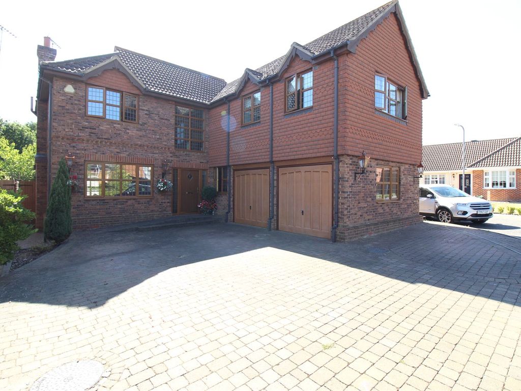 4 bed detached house for sale in Glencrofts, Hawkwell, Hockley, Essex