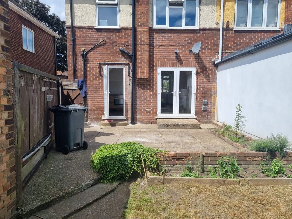 3 bed semidetached house to rent in Hall Road, Isleworth, Greater