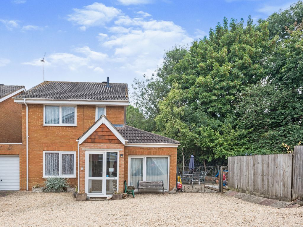 3 bed linkdetached house for sale in Ashburnham Close, Swindon SN5 Zoopla