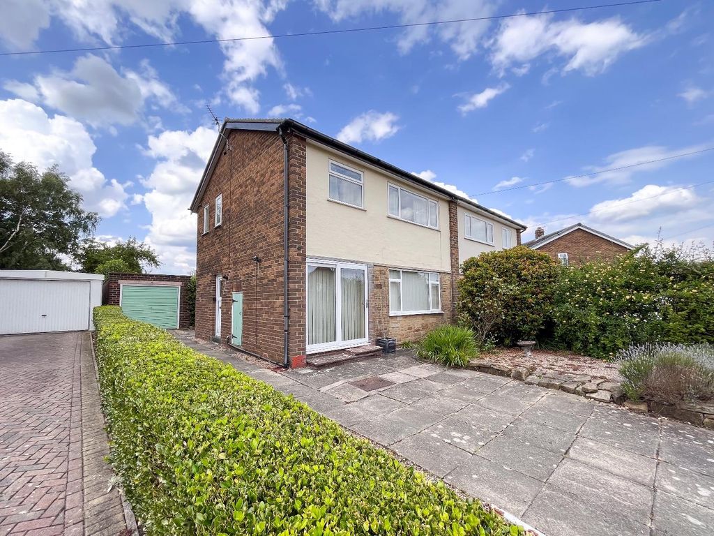 3 bed semidetached house for sale in Kinnaird Close, Soothill, Batley