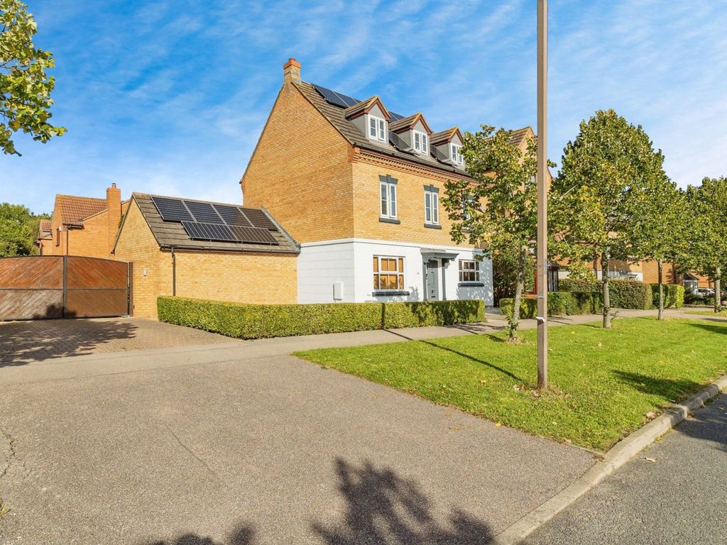 5 bed detached house for sale in Kilwinning Drive, Monkston, Milton