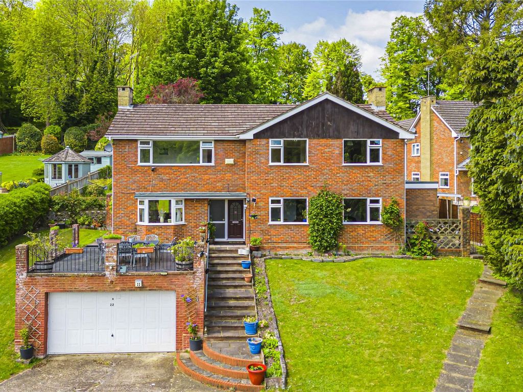 4 bed detached house for sale in Copper Beech Close, Boxmoor, Hemel Hempstead, Hertfordshire HP3