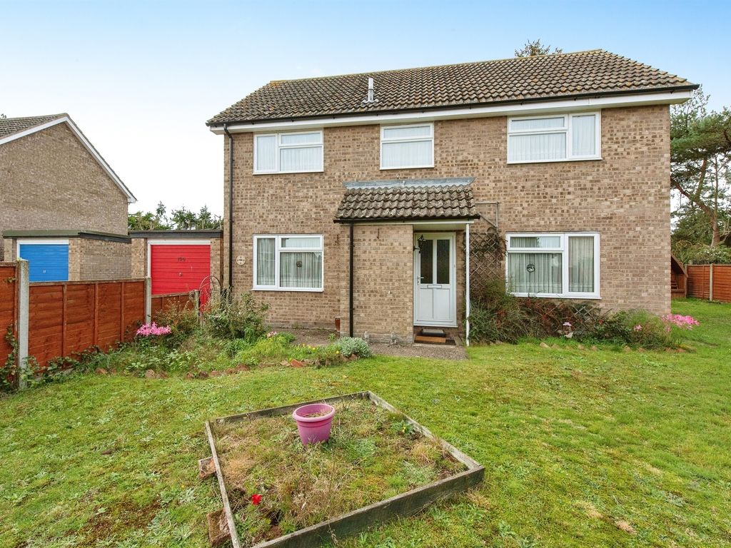 4 bed detached house for sale in Nunnery Drive, Thetford IP24, £250,000