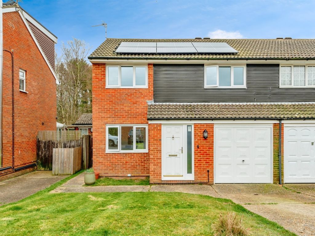 3 bed end terrace house for sale in The Canter, Worth, Crawley RH10, £