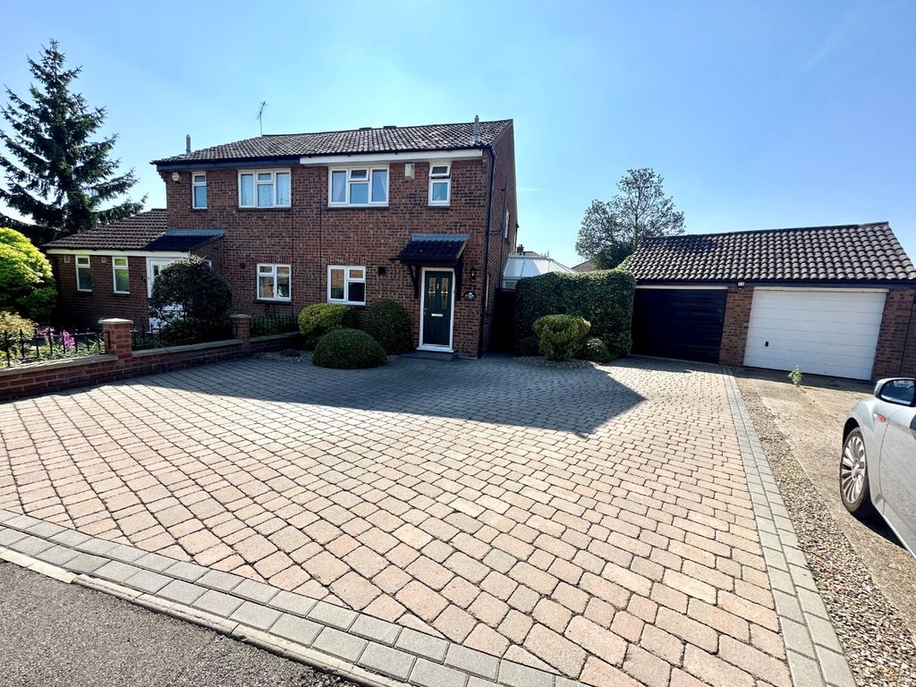 3 bed semidetached house for sale in Blaydon Road, Luton LU2, £325,000