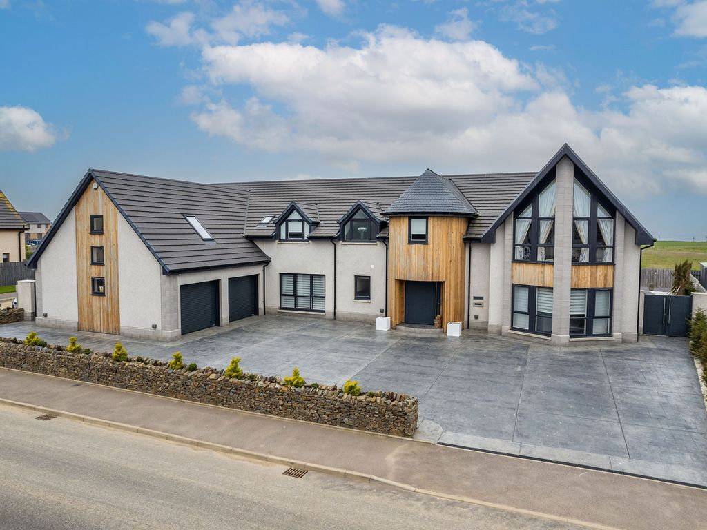7 bed detached house for sale in Bruce Circle, Fraserburgh AB43, £