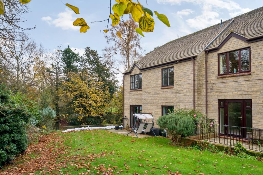 2 bed flat for sale in Riverside Gardens, Witney OX28, £190,000 Zoopla