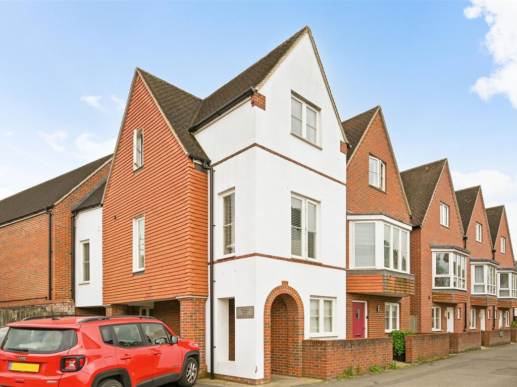 2 bed flat for sale in Latimer Street, Romsey Town Centre, Hampshire