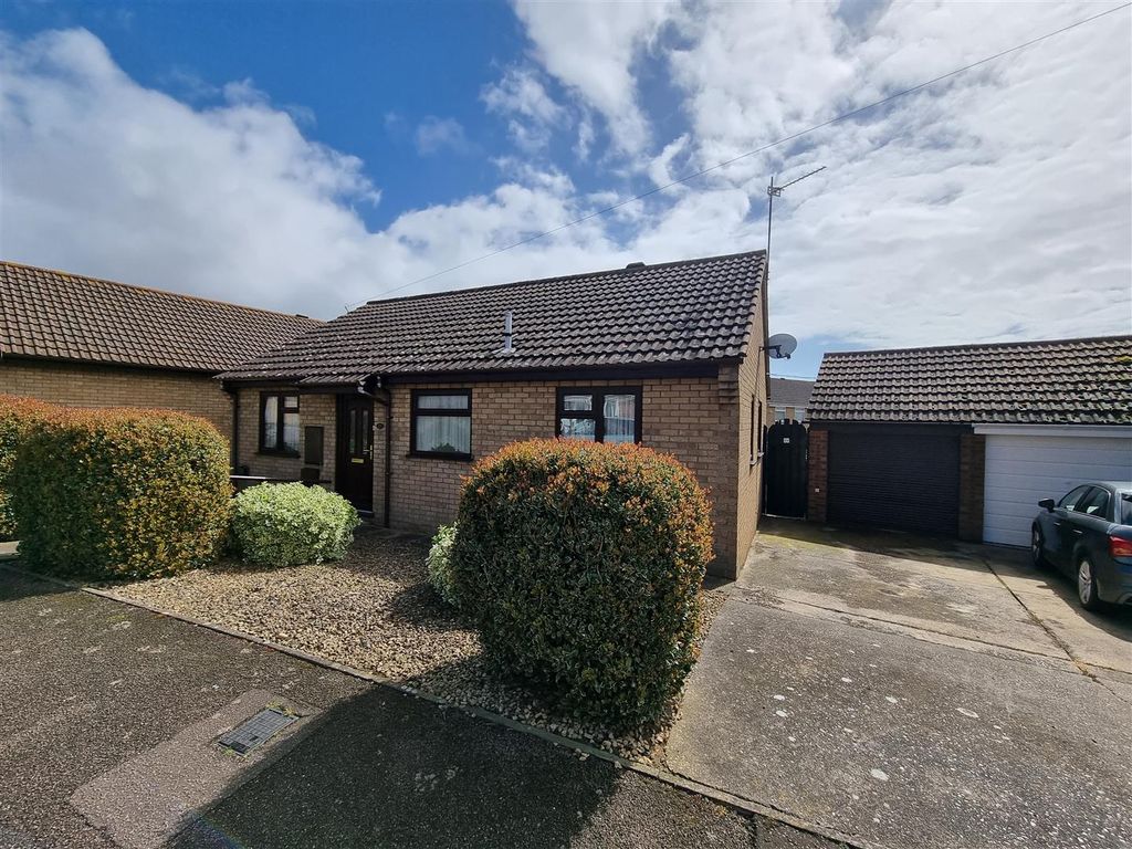 2 bed detached bungalow for sale in Noel Close, Hopton, Great Yarmouth