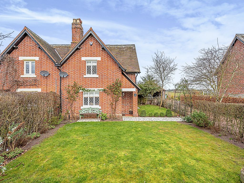 3 bed semidetached house for sale in Snowdon Road, Burnhill Green