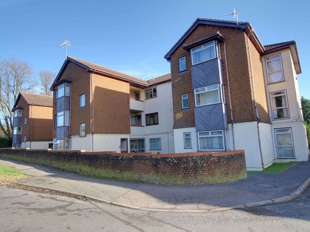 1 bed flat to rent in Hollin Court, Crawley RH10, £875 pcm Zoopla