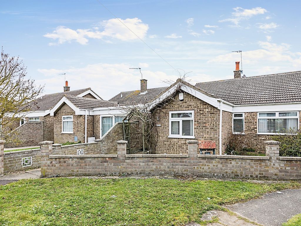 2 bed detached bungalow for sale in Cranesbill Road, Lowestoft NR33, £260,000 Zoopla