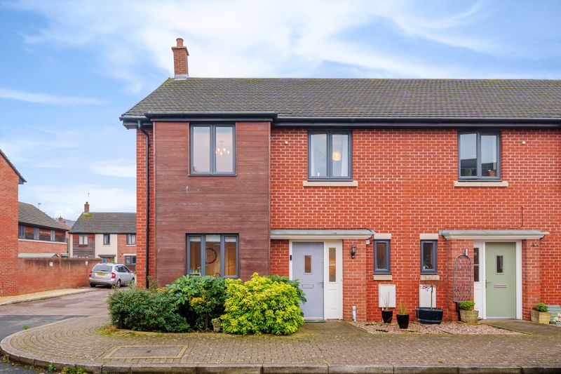 4 bed semidetached house for sale in Gauntlet Road, Brockworth