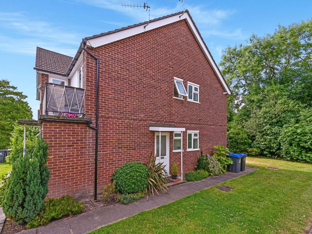 2 bed to rent in Oakenshaw Close, Surbiton KT6 Zoopla