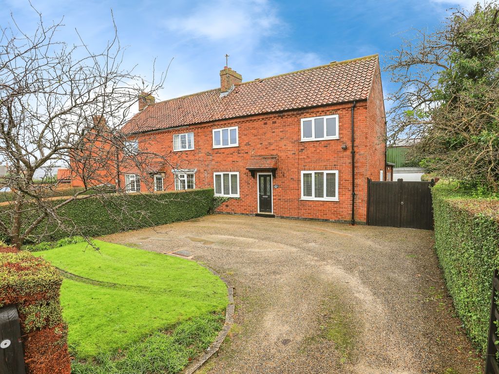 3 bed semidetached house for sale in Harrogate Road, Ferrensby