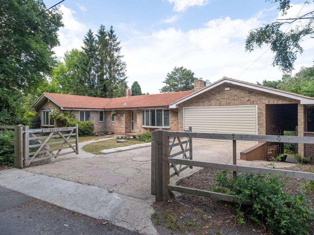 5 bed detached house to rent in The Ridge, Cold Ash, Thatcham RG18, £