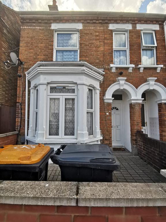 2 bed flat to rent in Hurst Grove, Bedford MK40 Zoopla