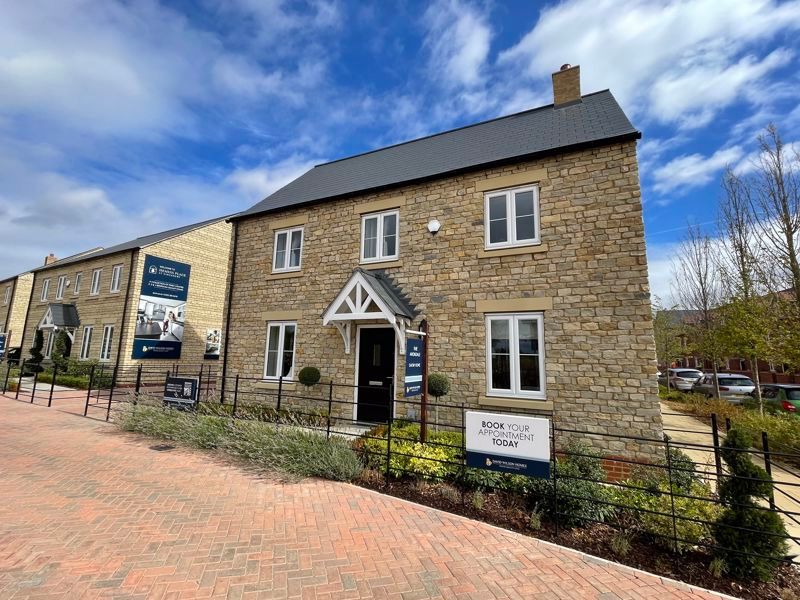 4 bed detached house for sale in Kempton Close, Chesterton, Bicester