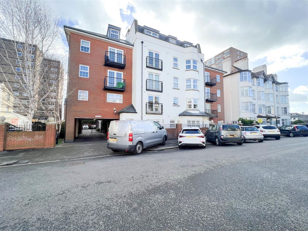2 bed flat for sale in Regents Court, Alexandra Road, SouthendOnSea