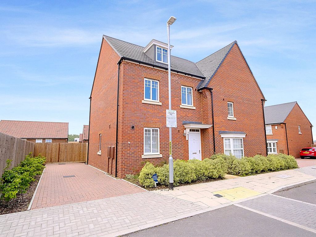 3 bed semidetached house for sale in Raven Close, Castle Hill