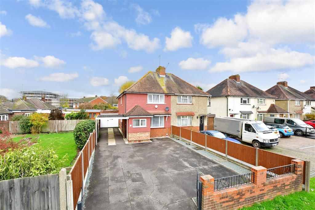 3 bed semidetached house for sale in Smallfield Road, Horley, Surrey