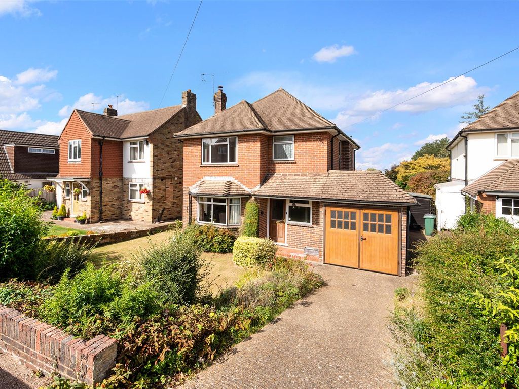 3 bed detached house for sale in Larchwood Close, Banstead SM7, £