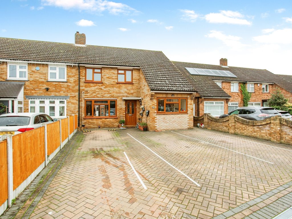 3 bed semidetached house for sale in St. Francis Way, Grays RM16, £