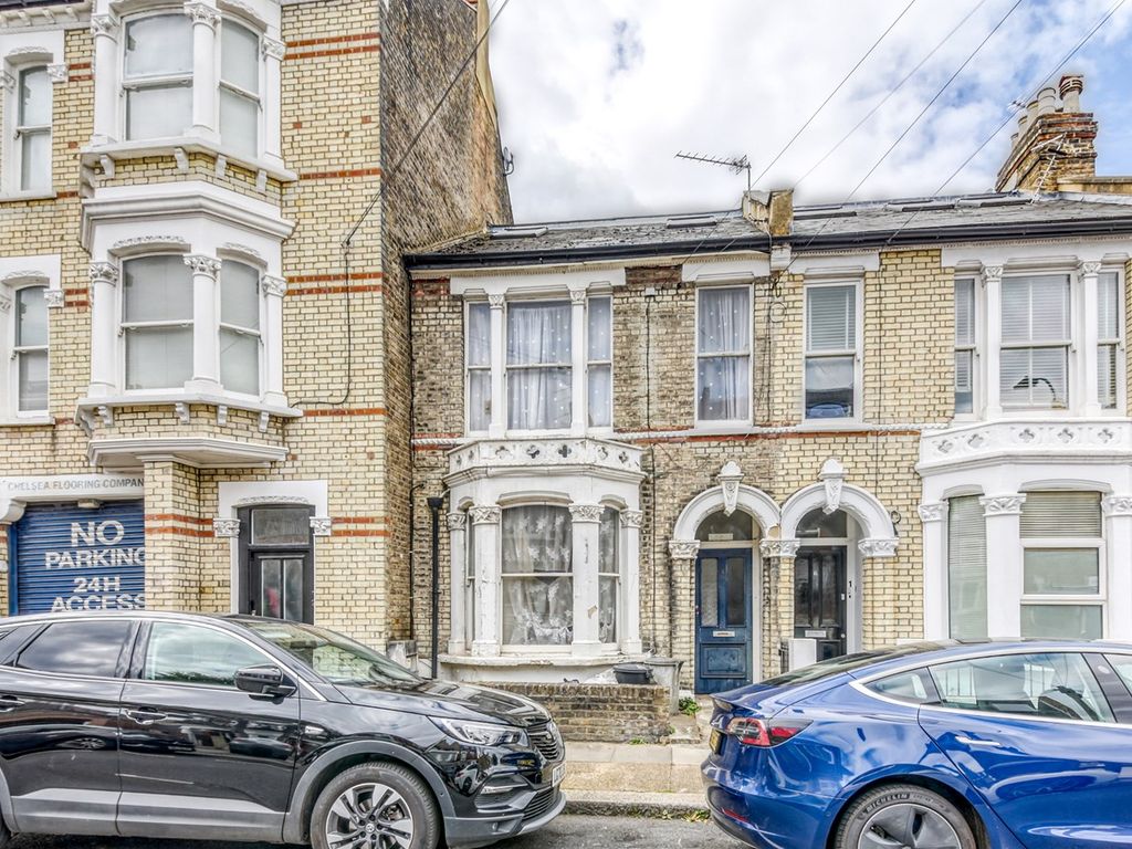 2 bed flat for sale in Hartismere Road, London SW6, £625,000 Zoopla
