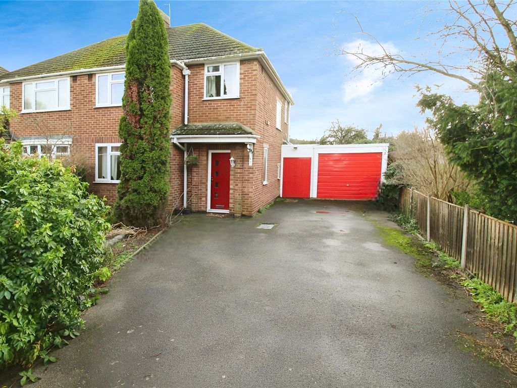 3 bed semidetached house for sale in Harpenden Close, Bedford