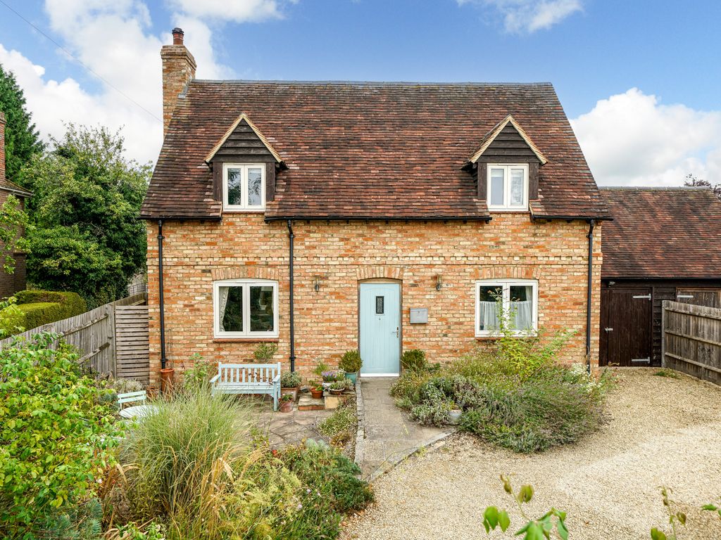 3 bed detached house for sale in Bates Lane, Weston Turville, Aylesbury