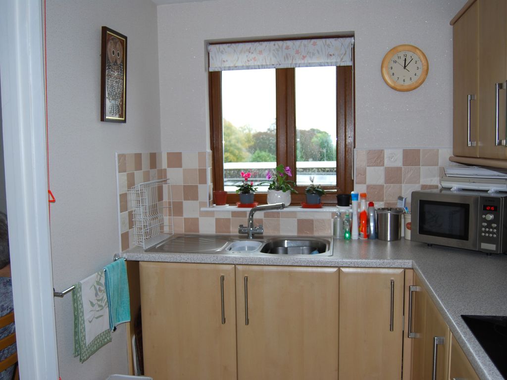 2 bed flat for sale in The Crescent, Bromsgrove B60, £99,995 Zoopla