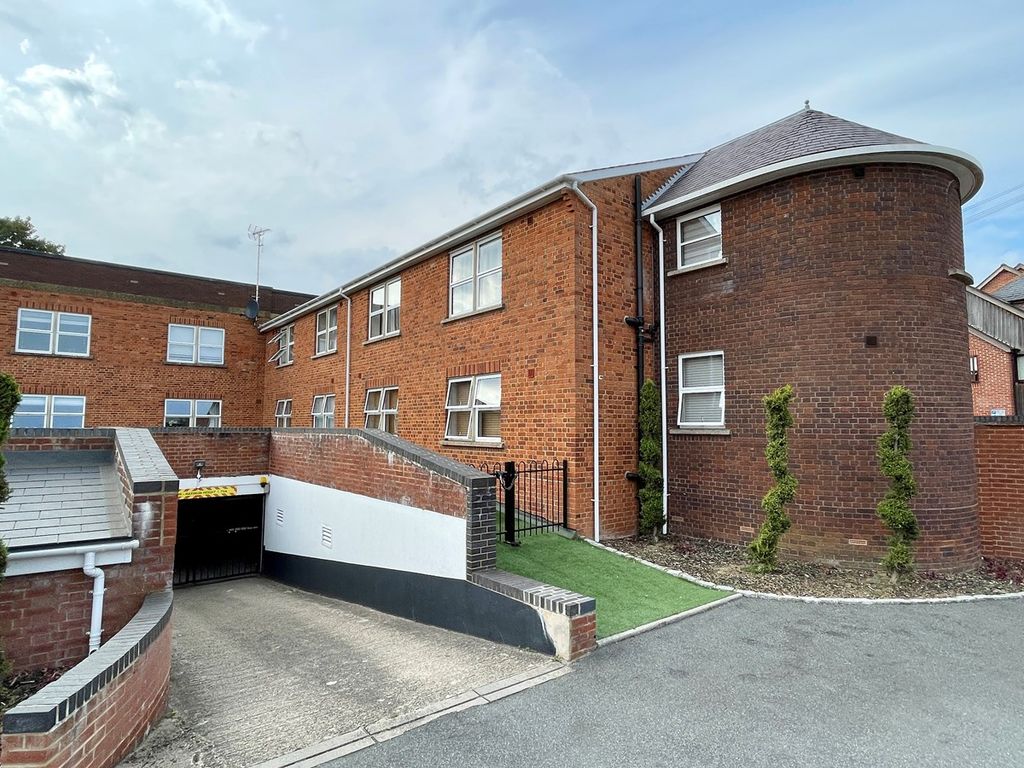 1 bed flat for sale in Queens Road, Farnborough GU14, £220,000 Zoopla