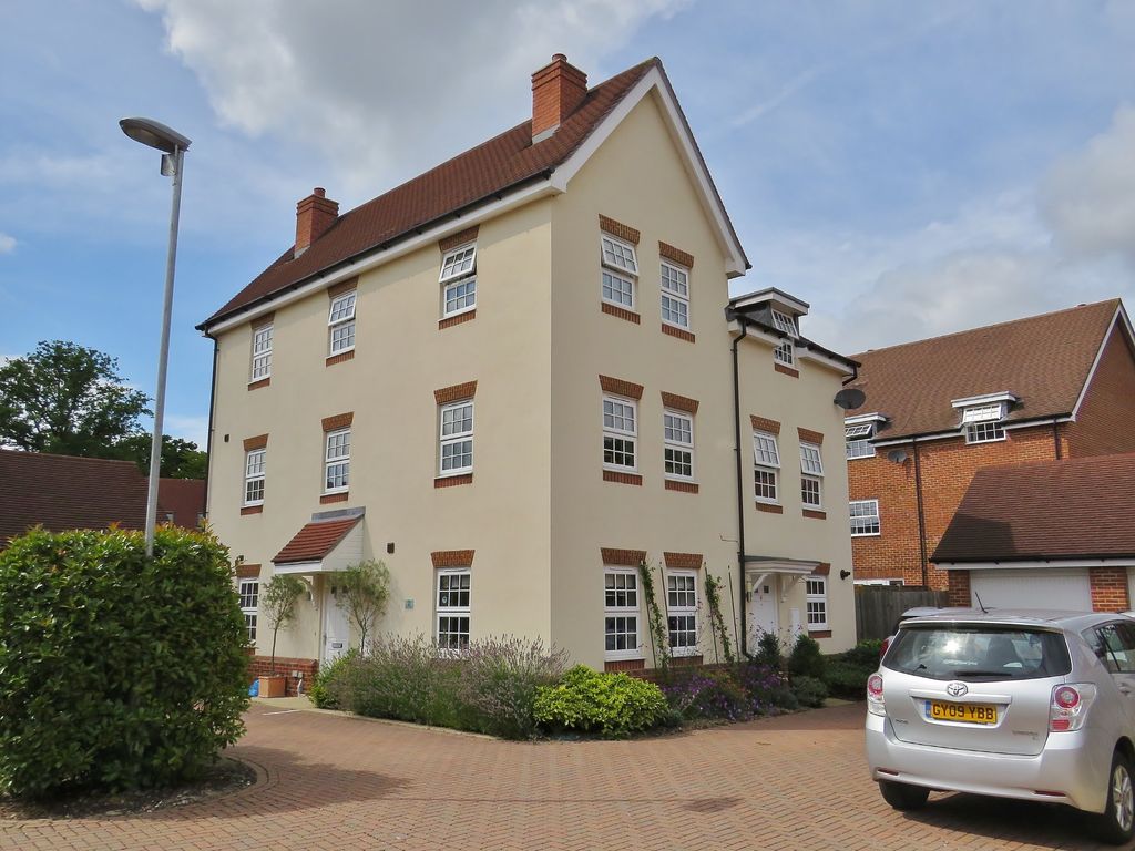 3 bed detached house to rent in Burgess Road, The Acres, Horley, Surrey