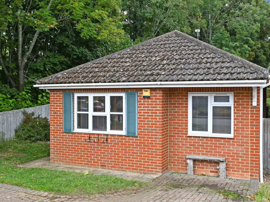 3 bed detached bungalow for sale in Hewett Avenue, Reading RG4 Zoopla 3 bed detached bungalow for sale in Hewett Avenue, Reading RG4 Zoopla