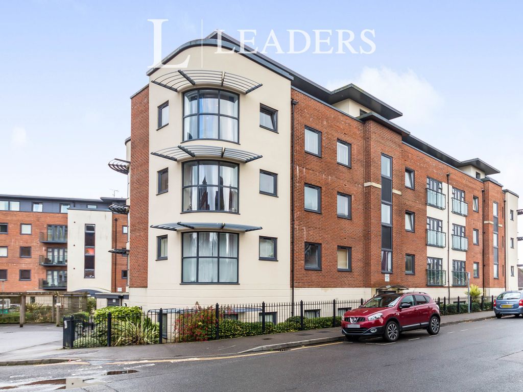 2 bed flat to rent in Fosters Place, East Grinstead RH19, £1,250 pcm Zoopla