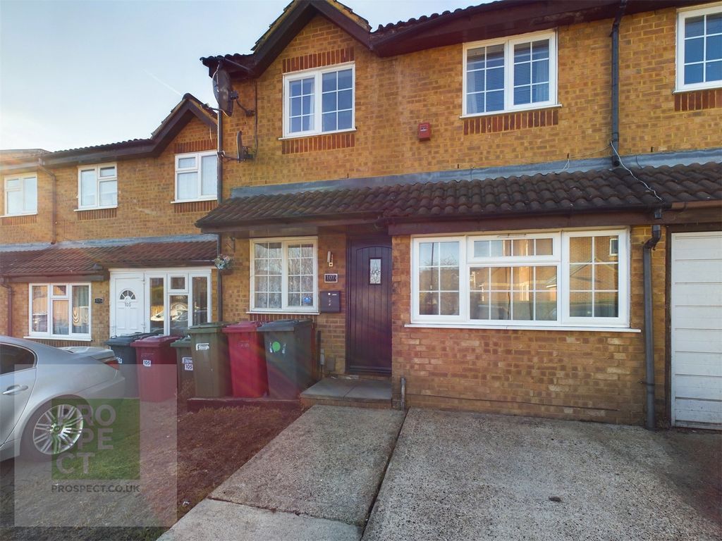 4 bed semidetached house to rent in Lowestoft Drive, Slough, Berkshire