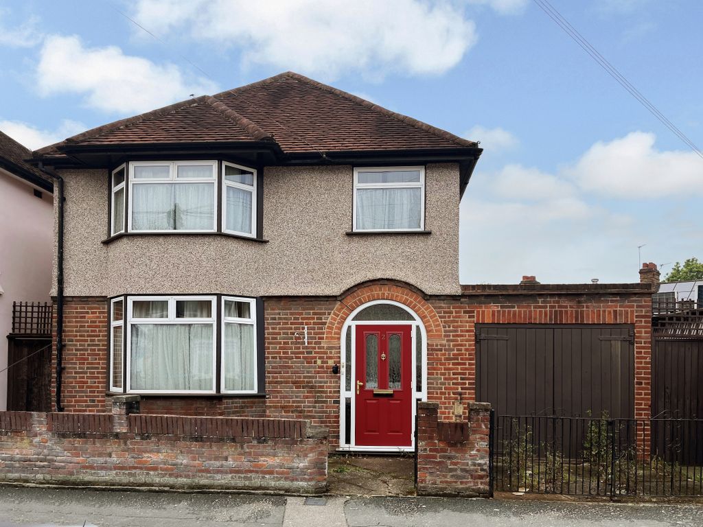 3 bed detached house for sale in Euston Avenue, Watford WD18, £550,000