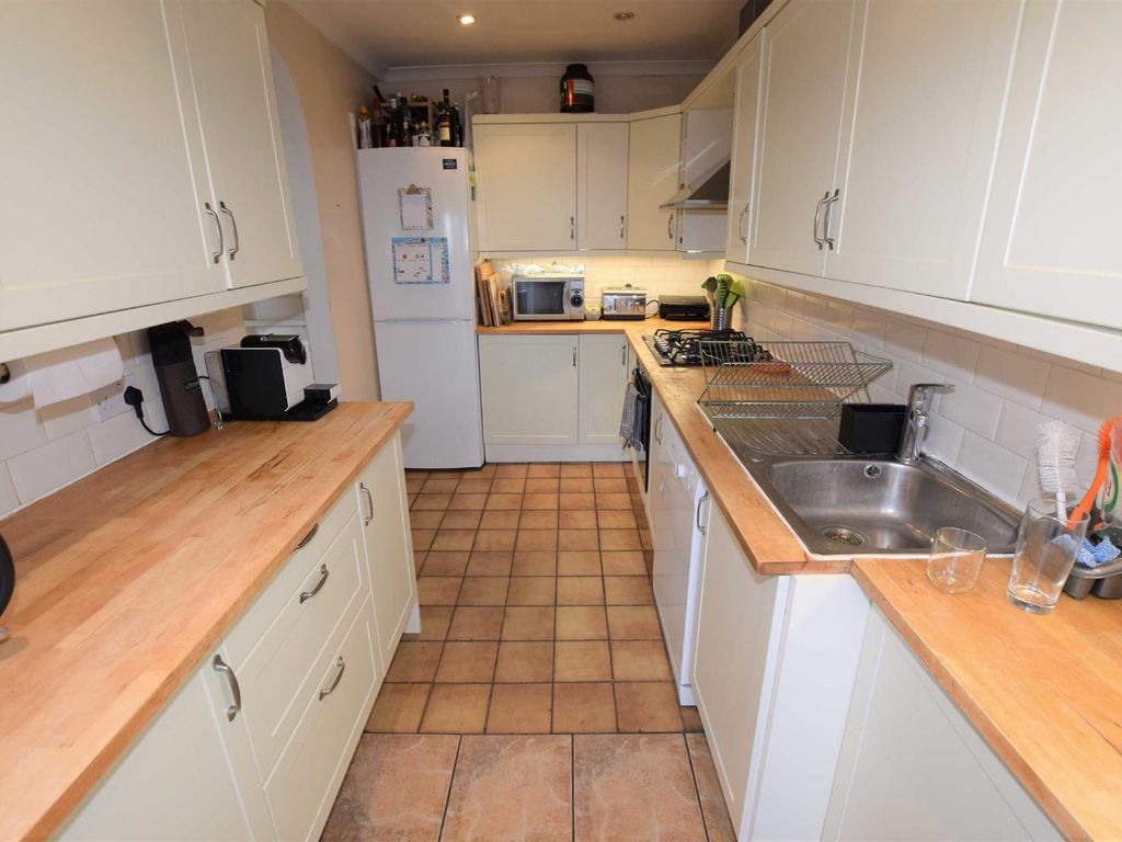 3 bed terraced house to rent in Avondale Road, London N3 Zoopla