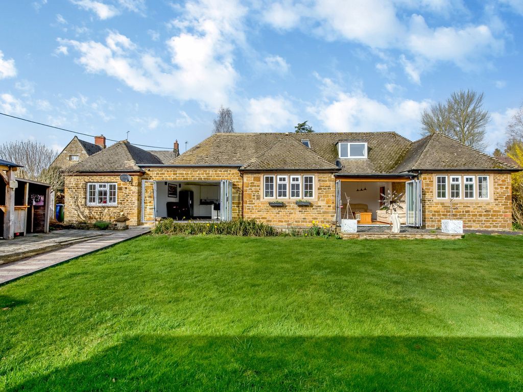 3 bed detached house for sale in Wesley Place, Banbury