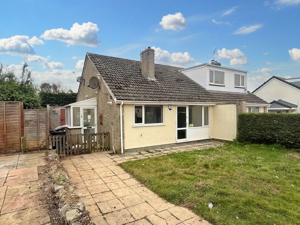 2 bed semidetached bungalow for sale in Wimblestone Road,