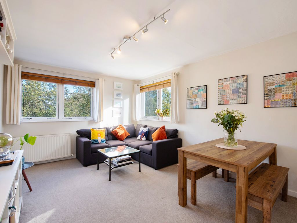 2 bed flat for sale in Parkgate Road, London SW11, £550,000 Zoopla