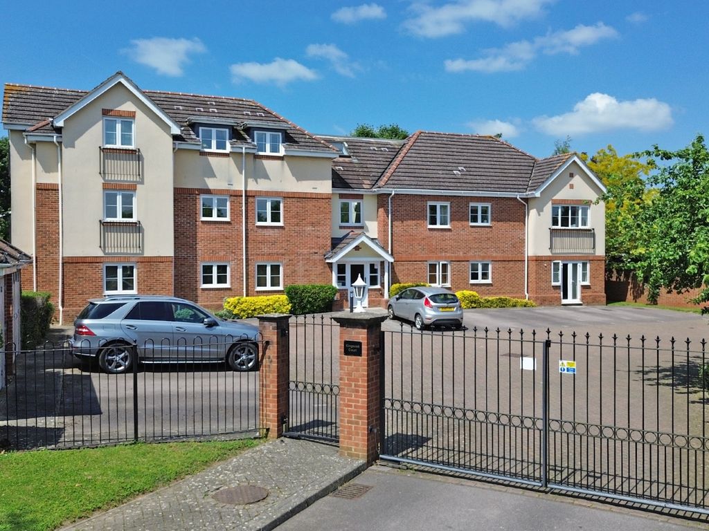 2 bed flat for sale in Kingsoak Court, Cox Green Lane, Maidenhead