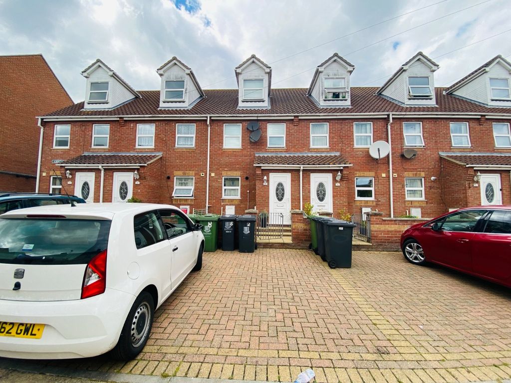 3 bed terraced house for sale in Alberts Court, Austin Road, Great