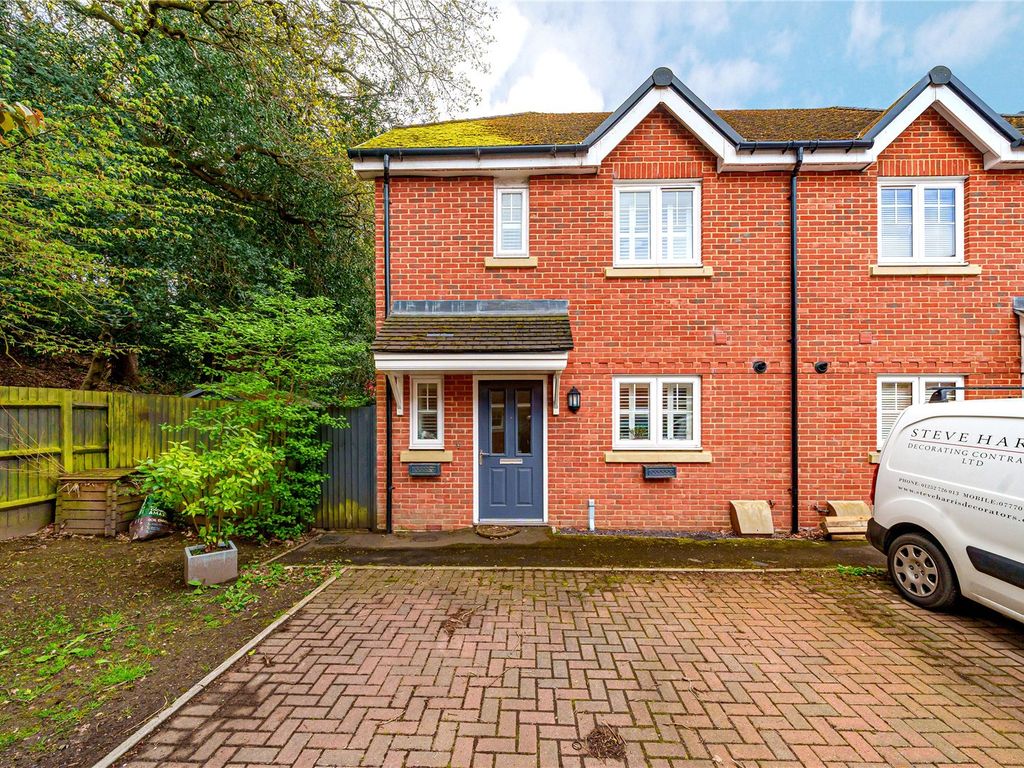 3 bed semidetached house for sale in Wey Meadow Close, Farnham, Surrey