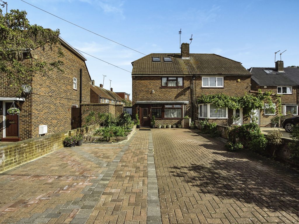 3 bed semidetached house for sale in Masefield Close, Erith DA8, £