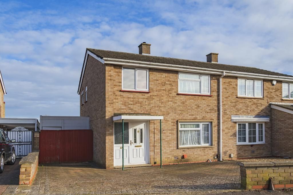 3 bed semidetached house for sale in Waveney Avenue, Bedford MK41, £