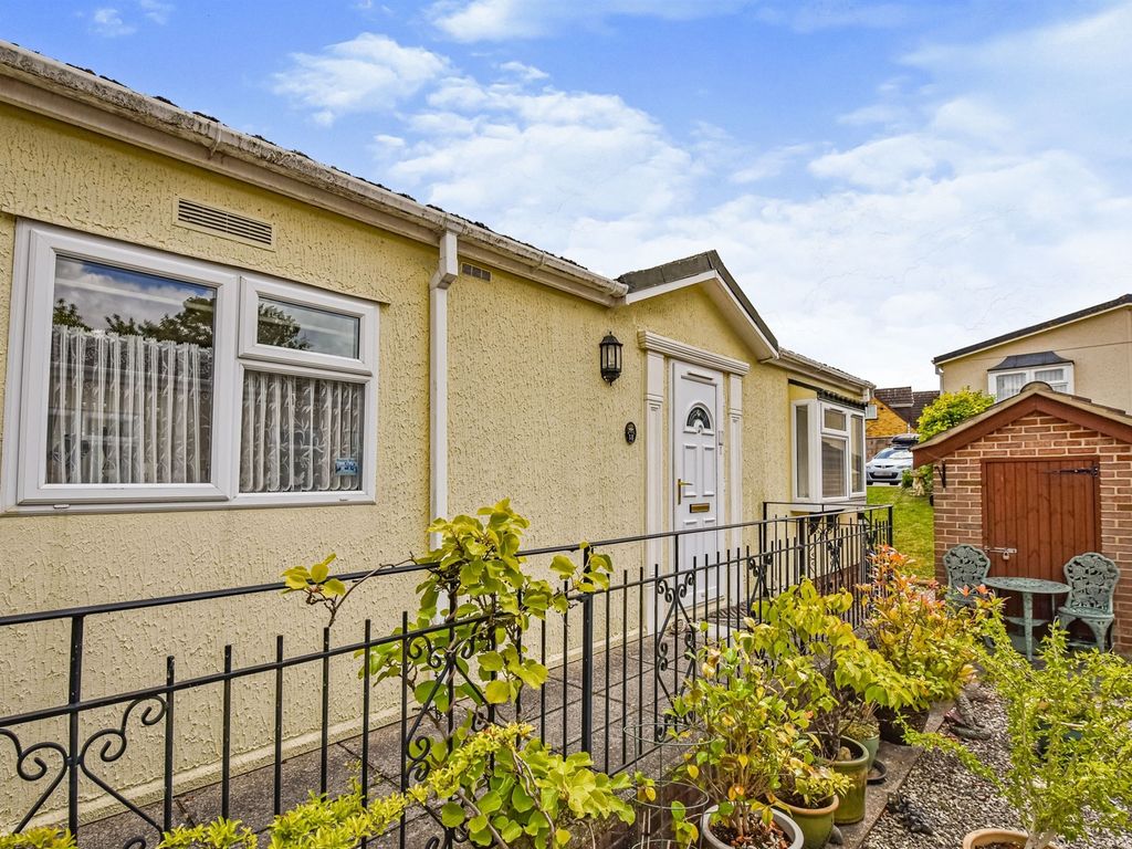 2 bed mobile/park home for sale in High Street, Durrington, Salisbury